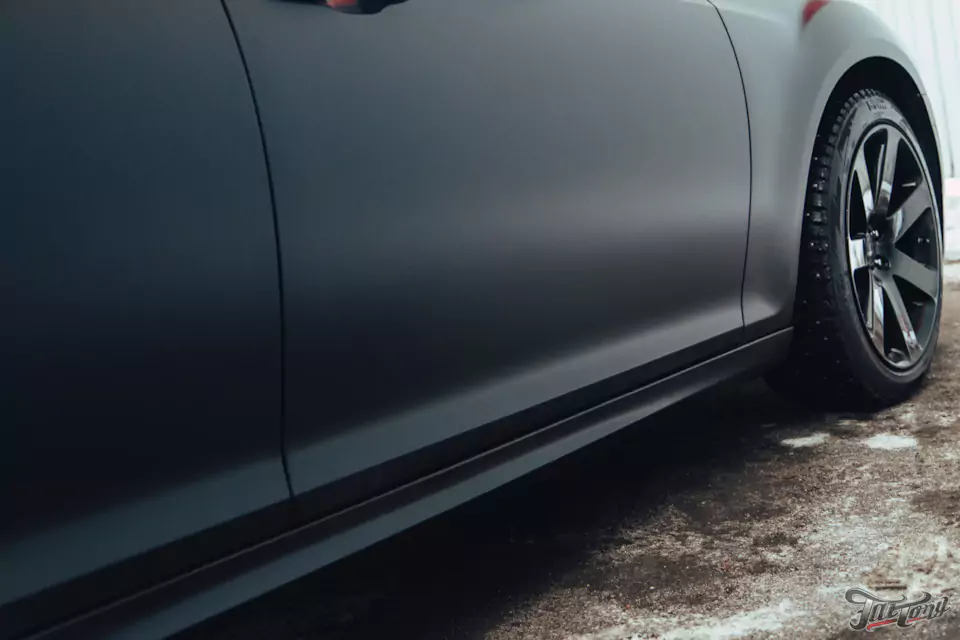 Обновленный Chrysler 300C! Кузовной ремонт и полный окрас кузова, оклейка матовым полиуретаном, комплексная шумоизоляция и сабвуферное звено, плановое ТО